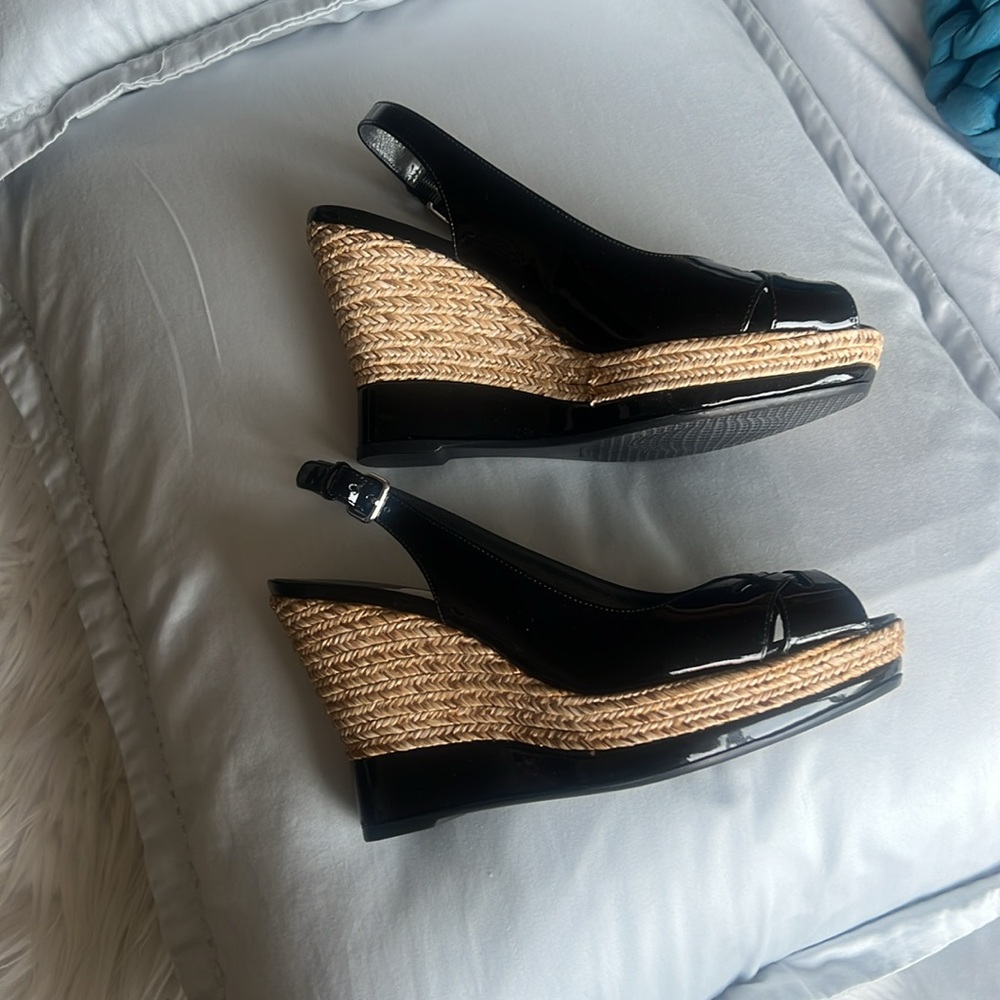 Stuart Weitzman NWT 7.5m Black Patent and Woven Wedges - Picture 6 of 14